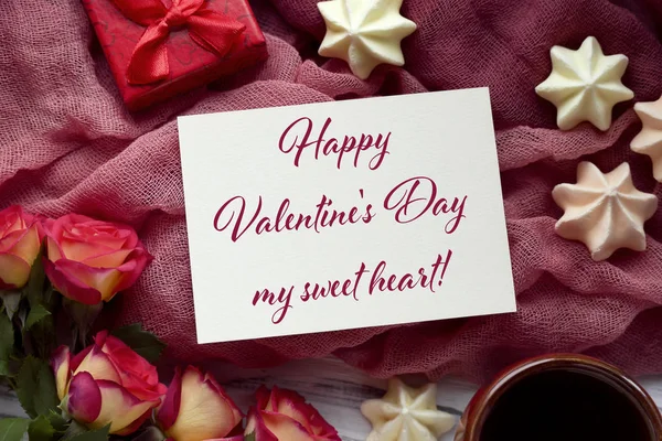 Biglietto di auguri San Valentino con rose confezione regalo rossa e lettering . — Foto Stock