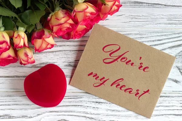 Dia dos Namorados cartão de saudação com rosas caixa de presente vermelho e letras . — Fotografia de Stock