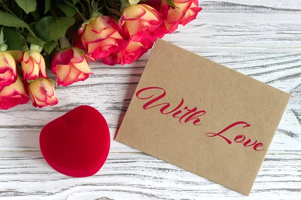Tarjeta de felicitación del día de San Valentín con rosas caja de regalo roja y letras . — Foto de Stock