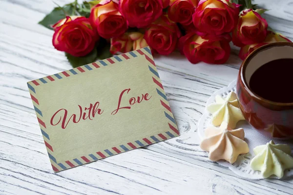 Tarjeta de felicitación del día de San Valentín con rosas taza de café y letras . — Foto de Stock
