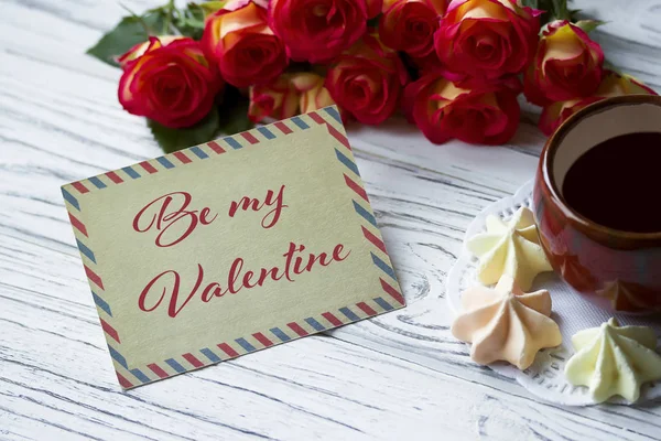 Dia dos Namorados cartão de saudação com rosas xícara de café e letras . — Fotografia de Stock