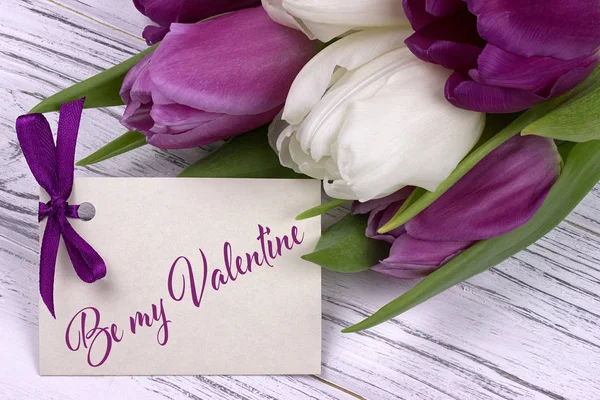 Dia dos Namorados cartão de saudação, tulipas fita roxa branca, fundo de madeira branco . — Fotografia de Stock