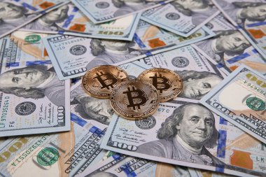 Altın bitcoin yüz dolar arka plan üzerinde. Kripto-para.