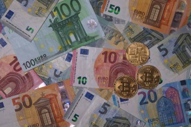 Altın bit sikke euro para arka plan üzerinde.