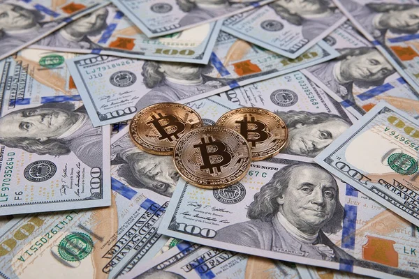 Altın bitcoin yüz dolar arka plan üzerinde. Kripto-para.