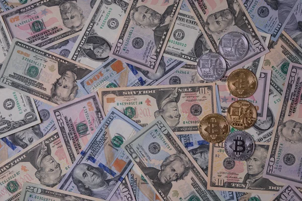 Золотой и серебряный биткойн на долларовом абстрактном фоне. Криптовалюта . — стоковое фото