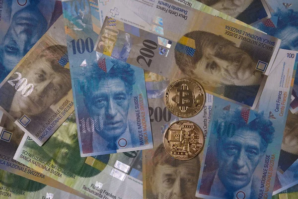 스위스 프랑 돈 배경에 골든 bitcoin. — 스톡 사진