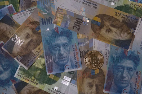 스위스 프랑 돈 배경에 골든 bitcoin. — 스톡 사진