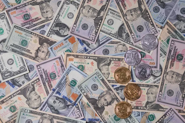 Золотой биткойн на фоне доллара или текстуре . — стоковое фото