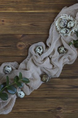 Paskalya yumurtası kahverengi ahşap ahşap arka plan üzerinde kumaş ile.