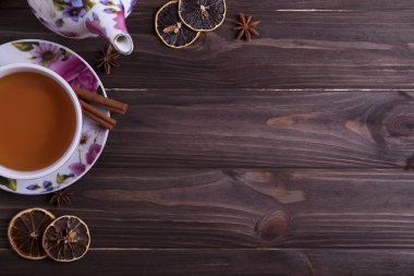 Demlik çay bardağı kahverengi ahşap tablo.