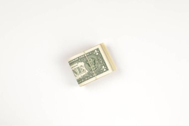 Beyaz arka plan üzerinde izole ABD 1 dolar yığını.