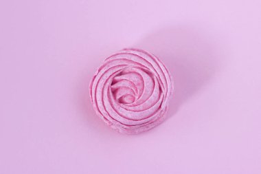 Pembe zefir mor kağıt arka plan üzerinde izole.