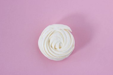 Beyaz zefir mor kağıt arka plan üzerinde izole.