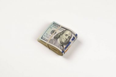 ABD yığını 100 dolar beyaz arka plan üzerinde izole.