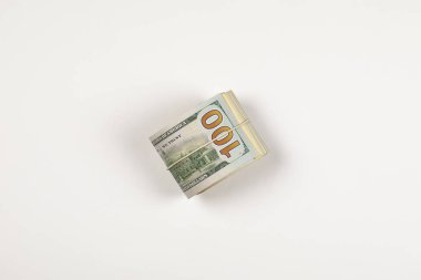 ABD yığını 100 dolar beyaz arka plan üzerinde izole.
