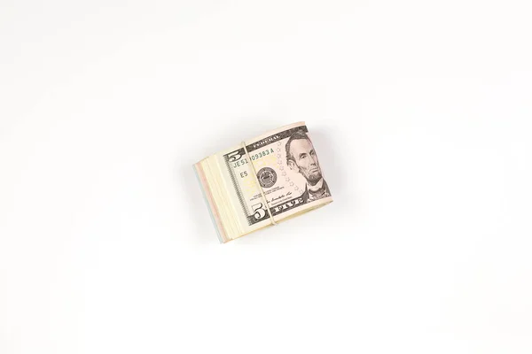 Stack of USA 5 dollars isolé sur fond blanc . — Photo