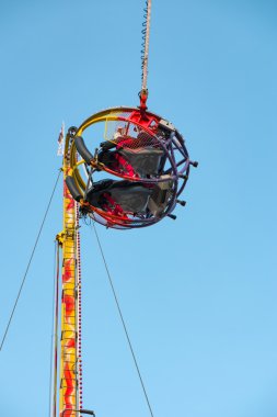 Eğlence Parkı içinde ters bungee eğleniyor