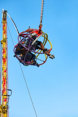 Eğlence Parkı içinde ters bungee eğleniyor