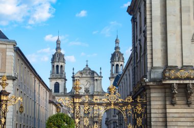 Stanislas tarihi binaları, altın dövme çitler ve Katedrali Notre-Dame de l'Annonciation yerden görüntüleyin