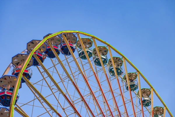 S'amuser sur la roue d'observation rotative dans le parc d'attractions dans la soirée — Photo