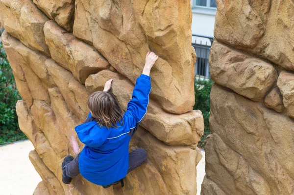 Escalada chico al aire libre — Foto de Stock