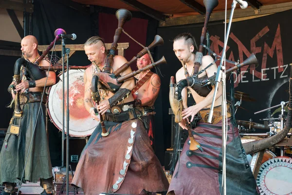Heidelberg, Almanya - 25 Eylül 2016. Heidelberg halk festivalin gerçekleştirme ve tulum oynayan Gotlar stilize Cradem Aventure müzisyenler
