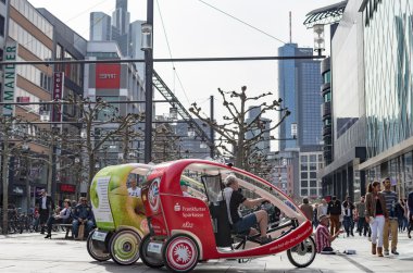 Frankfurt, Almanya - Nisan 1. Şehir Merkezi, Frankfurt'un Zeil sokakta Bisiklet taksiler