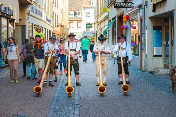 Heidelberg, Almanya - 24 Eylül 2016. Alphorn oyuncu geleneksel Bavyera kostümleri sokakta gerçekleştirme