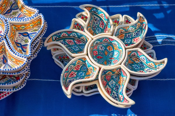 Mavi masa örtüsü Pazar stand üzerinde renkli el yapımı seramik çanak çömlek