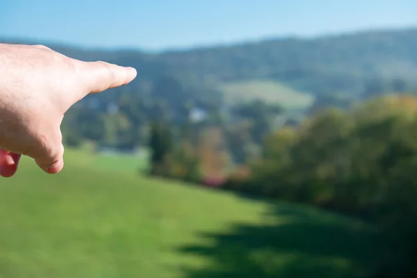 Parmak gösteren yönü işaret ve bir hedefe yönlendirmeye veren