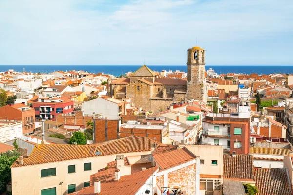 Se över takåsarna i gamla stan Malgrat de Mar (Spanien) med Medelhavet i bakgrunden och domkyrkan av kusten i mitten — Stockfoto