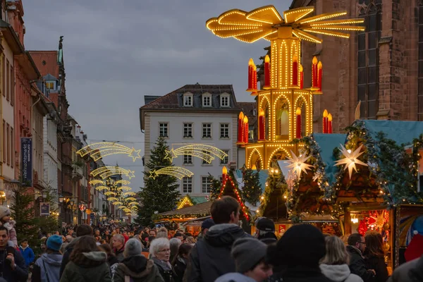 Alman geleneksel Noel Pazar ve dekorasyon akşam. Heidelberg, Almanya - 4 Aralık 2016.