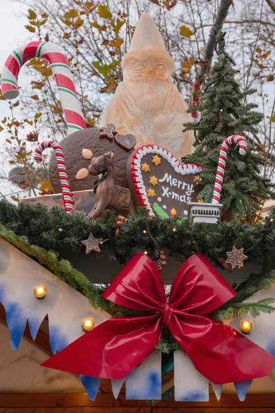 Noel dekorasyon X-mas piyasada: beyaz Noel Baba rakam, dekoratif büyük şekerler, köknar ağacı ve çikolata kurabiye