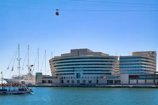 Barcelona, İspanya - 2 Mayıs. Dünya Ticaret Merkezi Akdeniz üzerinden Port Vell Rıhtımlar üzerinde bulunan Barcelona görüntüleyin.