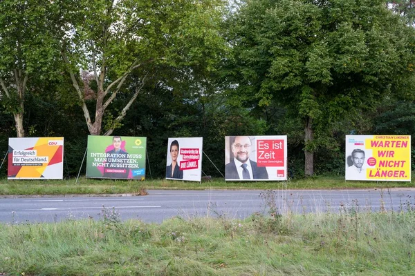Heidelberg, Almanya - 17 Eylül. Almanya Federal Meclisi seçimi üzerinde 24 Eylül 2017 için farklı partilerin seçim kampanyası reklam panoları.