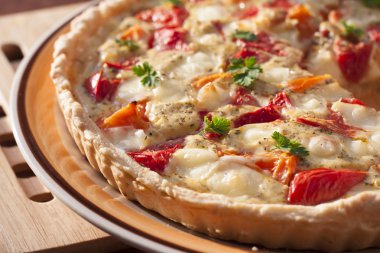 Tuzlu koyun peyniri ve domates ile tart