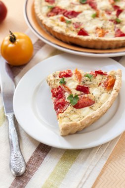 Tuzlu koyun peyniri ve domates ile tart