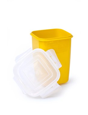 Clippin ile beyaz arka plan üzerinde izole plastik gıda kabı