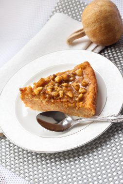 Ceviz ile kabak pasta parçası 