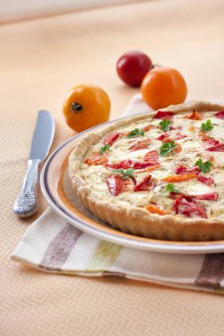 Tuzlu koyun peyniri ve domates ile tart