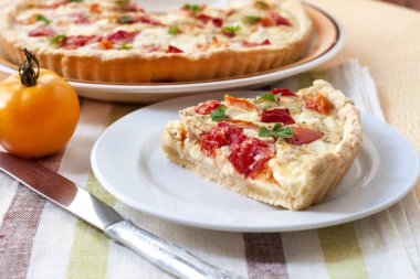 Tuzlu koyun peyniri ve domates ile tart