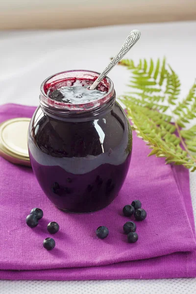 Fekete áfonya confiture egy üvegedénybe — Stock Fotó