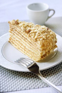 Katman pastasından muhallebi ve bir plaka üzerinde ceviz ile