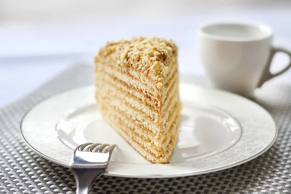 Muhallebi ve bir plaka üzerinde ceviz ile katman pasta parçası. Seçici odak