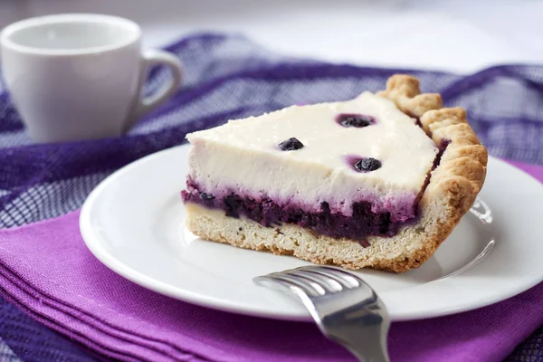 Stück Käsekuchen mit Blaubeeren auf einem Teller — Stockfoto