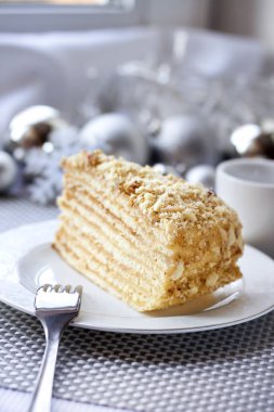 Katman pastasından muhallebi ve bir plaka üzerinde ceviz ile 