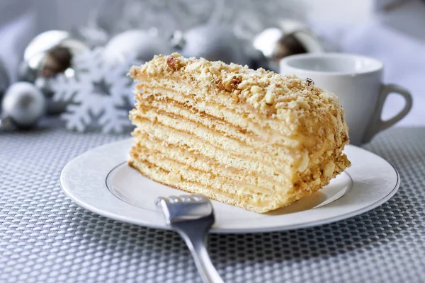 Katman pastasından muhallebi ve bir plaka üzerinde ceviz ile 