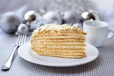 Katman pastasından muhallebi ve bir plaka üzerinde ceviz ile 