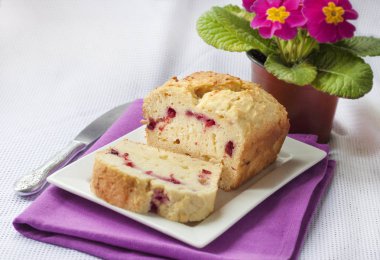 Ev yapımı peynir kek kiraz bir plaka ile